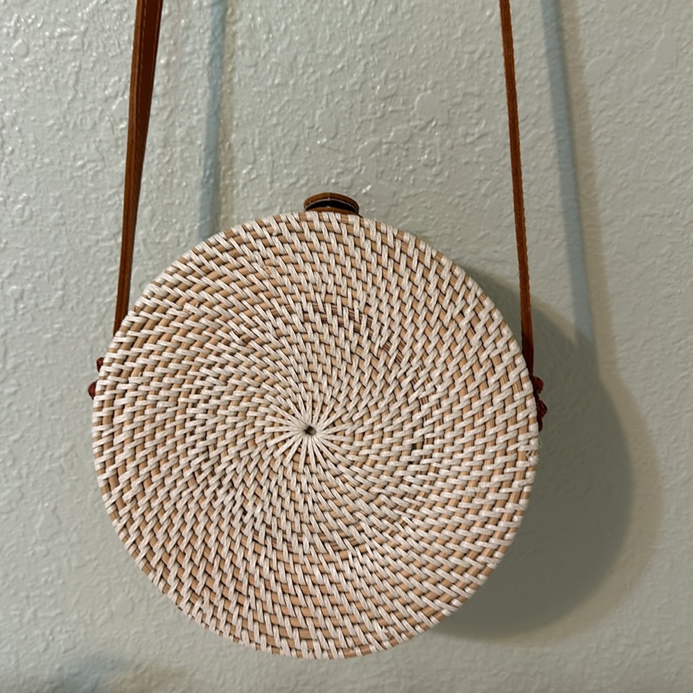 Round rattan seashell bag - Picture 3 of 11